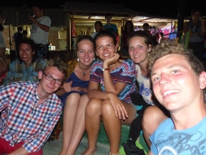Unsere Truppe an unserem letzten Abend in Mancora, auch zu sehen unser "Couchsurfer" hinten links im Bild. 