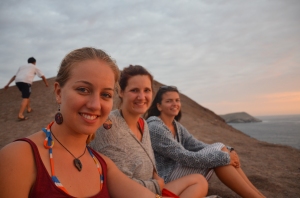 Veronica, Cara und Jalenka uaf dem Berg beim Sonnenuntergang