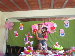 Veronica und Yamile am Geburtstagsbuffet