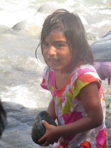 Xiomara, hat ganz vorbildich mitgeholfen einen kleinen Pool im Fluss zu bauen, damit sie im ruhigeren Wasser spielen können...