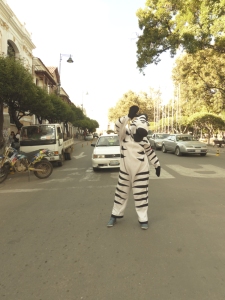 Tanzende Zebras, welche auf den SInn des Zebra-Streifens hinweisen