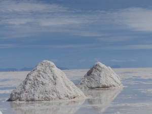 Diese Salzberge werden von Zeit zu Zeit zur Salzgewinnung angehäuft. und wenn es möglichst trocken ist, abgetragen