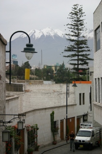 Eine Gasse in Arequipa - im Hintergrund der Misti