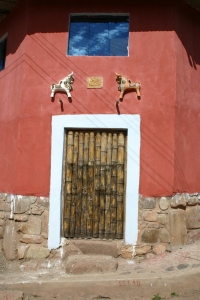 Eine typische Haustür in Pucara mit Torros (Stieren) 