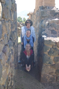 Die Mauern der Inka hatten immer eine Schräge! Entweder untern weit und oben schmal oder eben auch anders herum