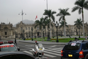 Leergefegter "Plaza de Armas" in Lima