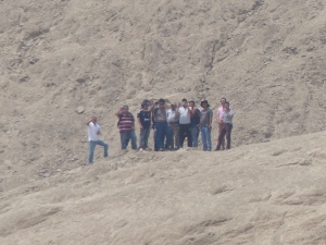 Schon Anfang des Jahres kamen immer wieder Menschengruppen auf den gegenüberliegenden Berg um Fotos zu machen, Informationen zu erhalten und uns zu ängstigen.